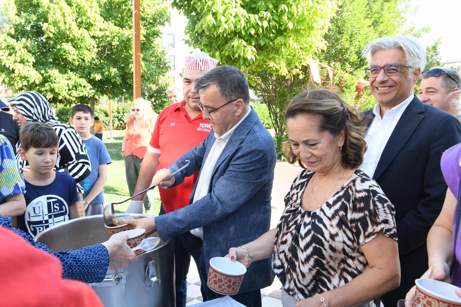 Alın Teriyle Pişen Aşure, Gönüllere Ulaştı