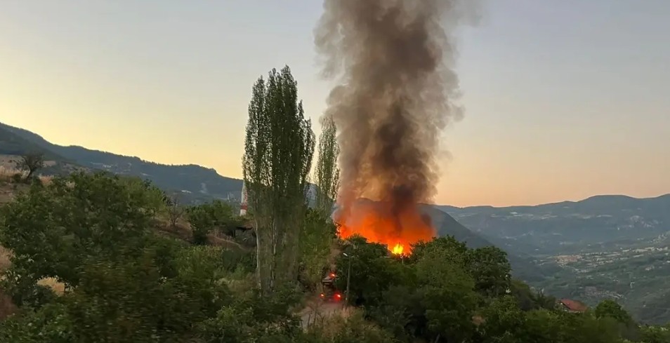 Bigadiç’te Ambar Yangını Felakete Dönüştü: 15 Ev Kullanılamaz Hale Geldi