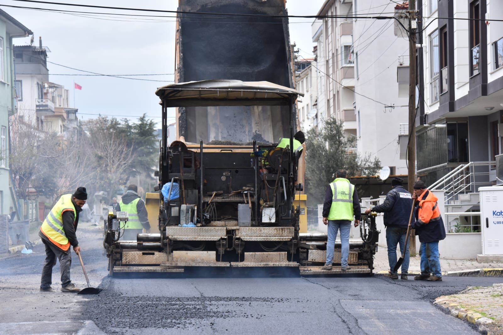 ALTIEYLÜL KIRSAL VE MERKEZDE YOLLARI YENİLİYOR