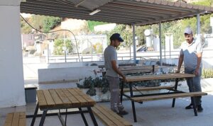 Antalya Büyükşehir Belediyesi’nden Okul Bahçelerine Bank ve Piknik Masası Desteği