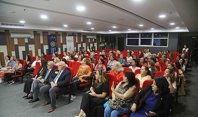 Ayvalık’ta Kurtuluş Coşkusu ve Türkü Akbayram Rüzgârı: Edip Akbayram Anısına Dolu Dolu Bir Gecе