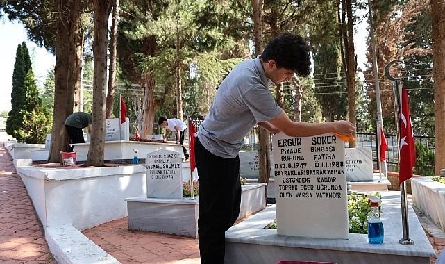 Bağçeşme Namazgâh Şehitliği’nde Öğrencilerle Şehitlik Anması ve Temizlik Etkinliği