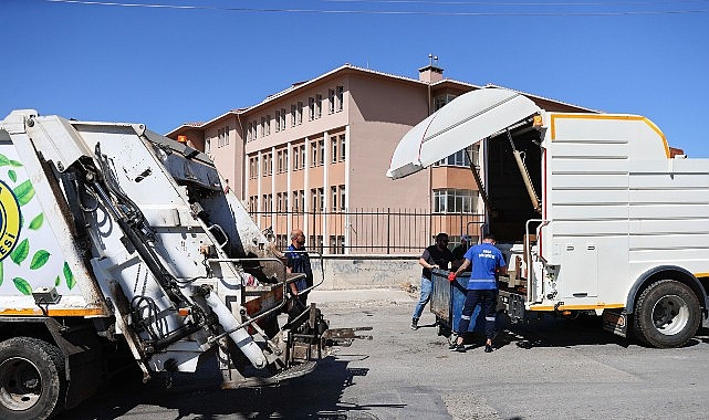 Buca’da 24 Saatlik Temizlik Hizmetiyle Daha Temiz Bir Şehir Hedefi
