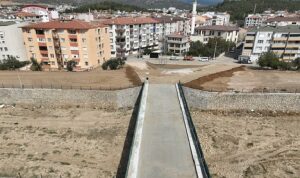 Edremit’te Yol ve Köprü Çalışmaları: Asfaltlama ve Çevre Düzenlemede Hızlı İlerleme