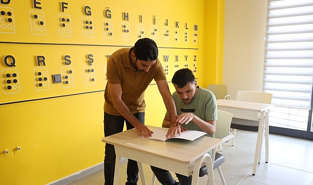 Görme Engelliler İçin Beyaz Bastonla Güvenli Yaşam ve Özgüven