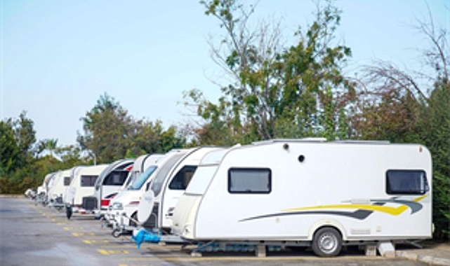 İnciraltı Tekne ve Karavan Parkı: Şehrin İçinde Bir Doğayla Buluşma Noktası