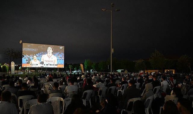 Kartepe’de Avrupa Baskesi Coşkusu Kanalpark’ta Dev Ekranda Yaşandı
