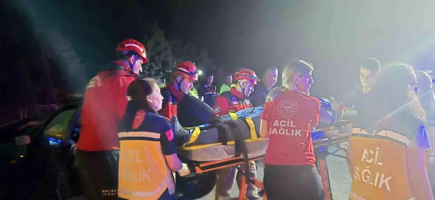 Balıkesir’de feci kaza: Tofaş kamyona çarptı, 2 kişi yaralandı