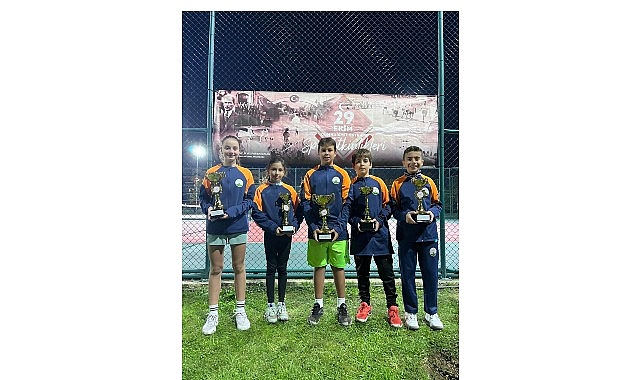29 Ekim Cumhuriyet Kupası’nda Osmangazi Belediyespor Tenis Takımı Şampiyonluk Seferberliği
