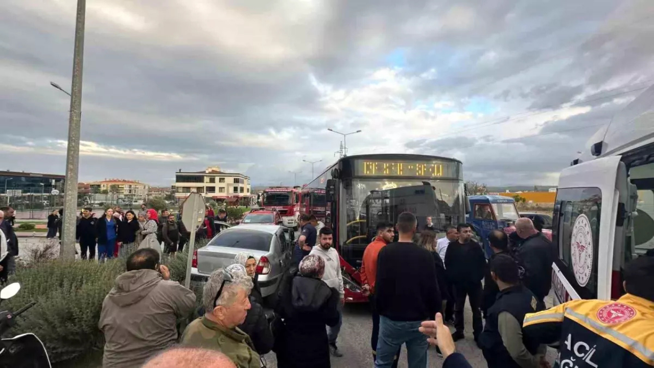 Ayvalık’ta otobüs ve otomobil çarpıştı: Kadın sürücü ile küçük çocuk yaralandı