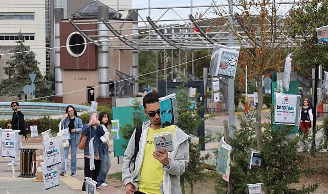 Ağaçlar Kitap Açtı: Kocaeli Üniversitesi’nde Kitaplarla Şehir Edebiyata Doydu