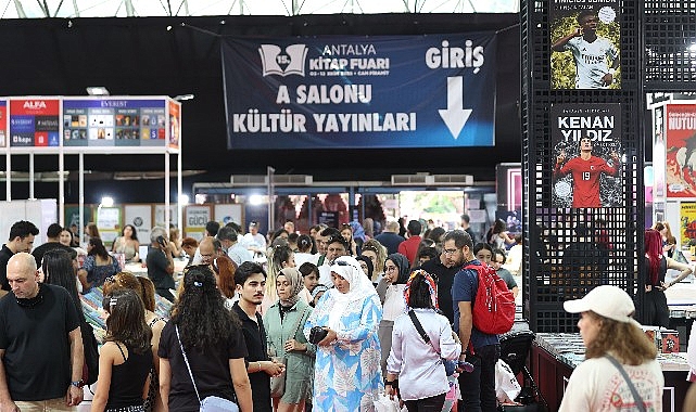 Antalya Kitap Fuarı 2024: Antalyalılar Yazarlarla Buluştu, İmzalı Anlar ve Yoğun İlgi