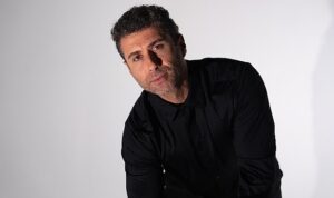 Ay Sende Mi? — Eser Çakarcı’nın Samimi Akustik Yolculuğu ve Yeni Teklisi