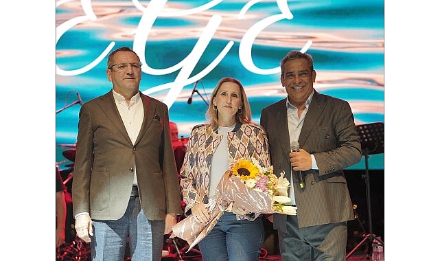 Ayvalık Festivali 20. Yılına Coşkulu Bir Geceyle Devam Ediyor: Ege Hayranlarıyla Nostalgik Anlar