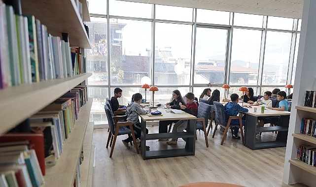 Cumhuriyet Kütüphaneleri: Güzelyalı’da Sessiz Ders Alanı ve Gençlere Yoğun İlgi