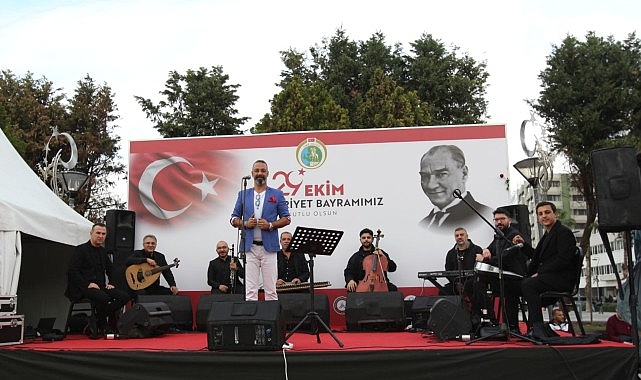 Cumhuriyet ve Atatürk Günleri: İzmir’de Geleneksel Kutlama Devam Ediyor