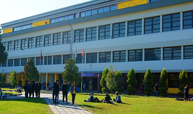 Ege Üniversitesi Merkez Kütüphanesi: Öğrenci ve Akademisyenler İçin Yaşam Merkezine Dönüşen Üniversite Kütüphanesi