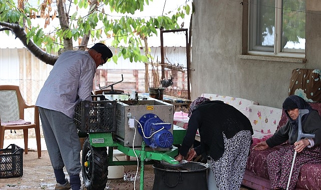 Elmalı’da Üzüm Sıkma Makineleriyle Pekmez Üretimi İçin Büyükşehir Desteği