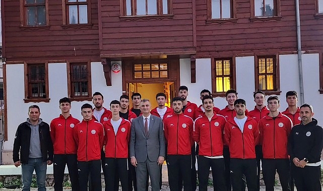 Gölcük Belediye Başkanı Sezer 2024-25 Sezonu İçin Voleybolcularla Buluştu ve Destek Çağrısı Yaptı