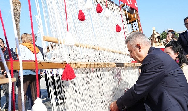 İzmir’de Cumhuriyet Bayramı Coşkusu: Türk Bayrağı Dokuma Tekniğiyle Yeni İlmekler