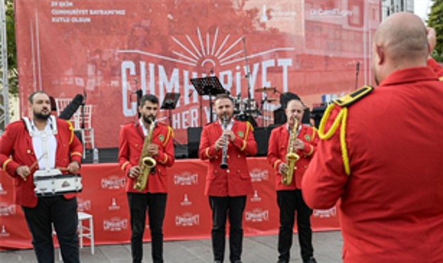 İzmir’de Cumhuriyet Bayramı’nın 102. Yılı: Torbalı’da Başlayan Kutlama Programı ve Şehrin Noktalarında Sürdürülen Etkinlikler