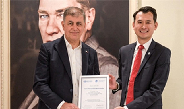 İzmir’de Yaşlı Dostu Şehirler İçin Önemli Adım: DSÖ Yetkilileri Sertifikayı Takdim Etti