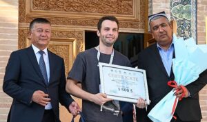 Menemen, Özbekistan’daki Uluslararası Çömlek Festivali’nde İki Ödülle Dönüyor: Kardeş Şehir Protokolleri Başladı