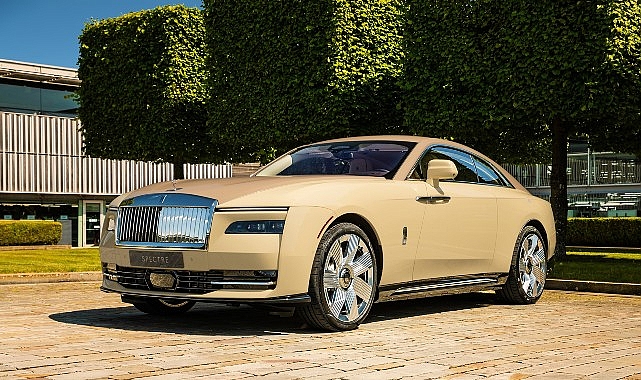 Spectre Bailey ile Bespoke’nin Sessiz Neşesi: Bailey’nin İzinden Yansıyan Lüks ve Sadakat