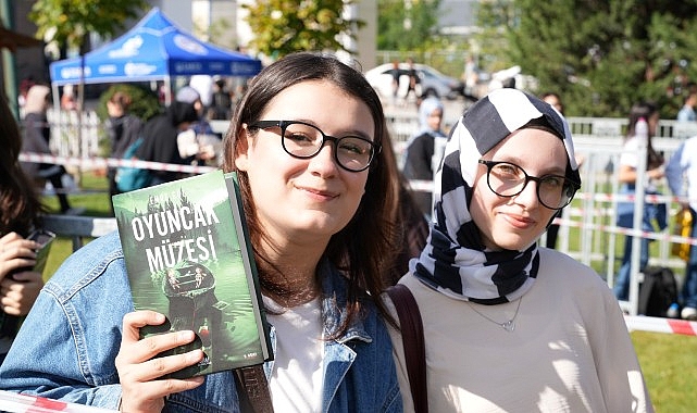 Uluslararası 15. Kocaeli Kitap Fuarı: Genç Yazarlar ve İmza Günleriyle Dolu Dolu Bir Gün