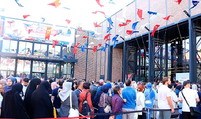 Uluslararası 15. Kocaeli Kitap Fuarı: Yazar Söyleşileri ve İmza Kuyruklarında Heyecan Dolup Taştı