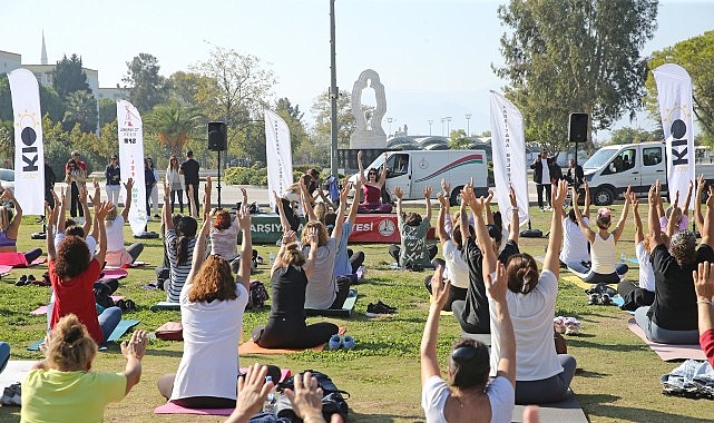 Yaza Veda: Karşıyaka’da Doğa ile Nefes Bulan Yoga Buluşması