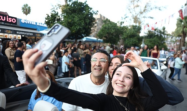 Antalya Altın Portakal Korteji: Coşku Dolu Bir Giriş ve Ünlü İsimler Sokaklarda