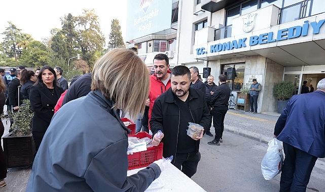 Atatürk Anısına Saygı Duruşu: Konak Belediyesi Personelinden Duygusal An