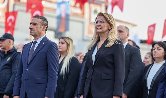 Bakırköy’de Atatürk Anısına Duran Anma Töreni ve Şiirli Minik Katılımı