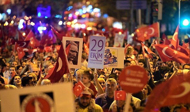 Bornova’da Cumhuriyet Coşkusu: Sevcan Orhan ile 102. Yıl Kutlaması