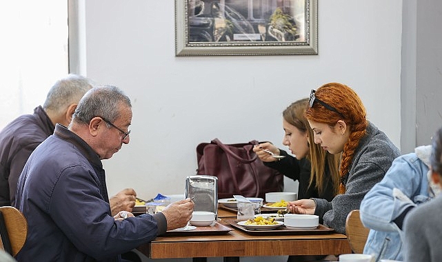 Buca Kent Lokantaları Ücretsiz Yemekle Atatürk’ü Anarken Sosyal Adaleti Yaşatıyor