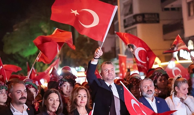 Buca’da Cumhuriyet Coşkusu: Zeybek Gösterisi ve Kortejle Anma