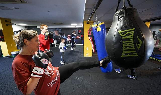 Buca’da Ücretsiz Kick Boks Kurslarıyla Kadınlar Kendini Güvende Hissediyor