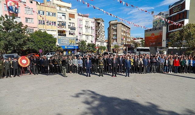 Cumhuriyet Bayramı Töreni: Atatürk Anıtı’na Çelenk Sunumu ve Halkın Kutlama Coşkusu