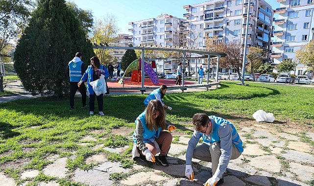 Doğa Sevgisiyle Şehrin Temizliğine Katılan Buca ve İzmir Doğaseverler Gönüllüleri