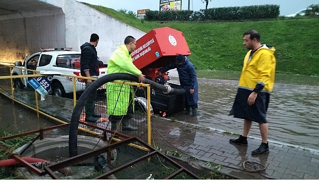 Edremit’te Yağış Öncesi Hazırlıklar Sürüyor: Mazgallara Özen Gösterilerek Sel Riski Minimize Ediliyor