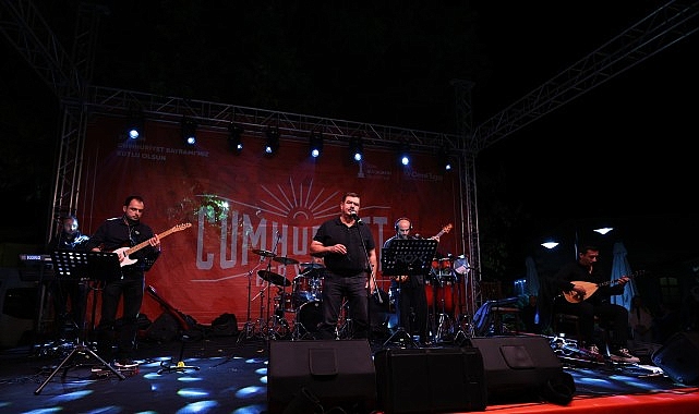 Efes Selçuk’ta Cumhuriyet Coşkusu: Halk Oyunları, Fener Alayı ve Konserlerle Anıldı
