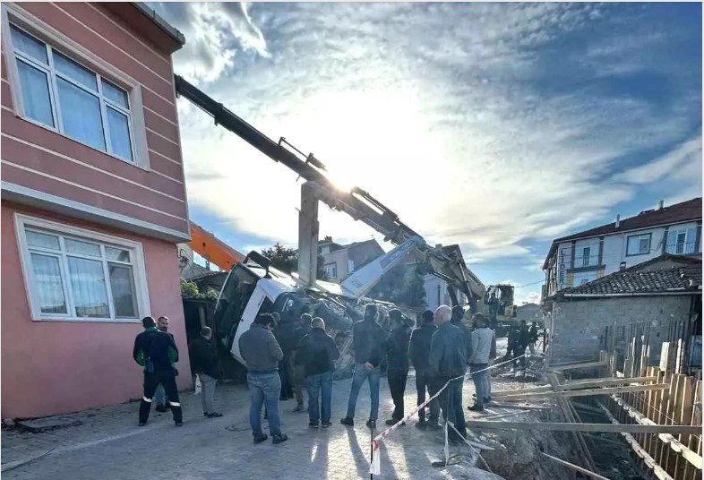 Gönen’de Beton Mikseri Devrildi: Çalışmalar Kontrol Altına Alındı