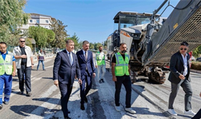 İzmir’in 30 İlçesinde Yollar Yenileniyor: Asfalt Seferberliği Tam Gaz Devam Ediyor