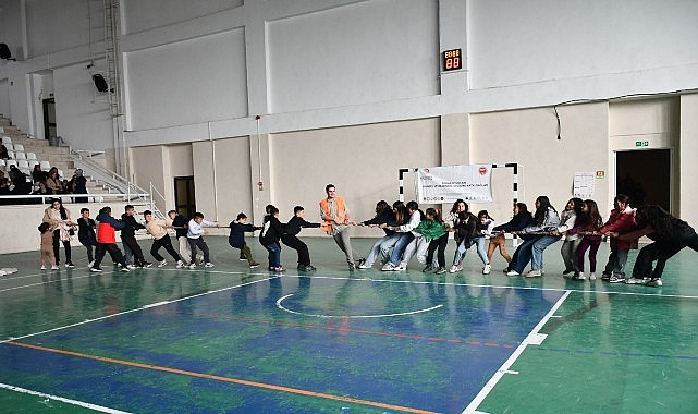 Kapalı Spor Salonunda Sokak Oyunları Şenliği: Geleneksel Eğlence ve Kültürel Mirasın Yaşatılması