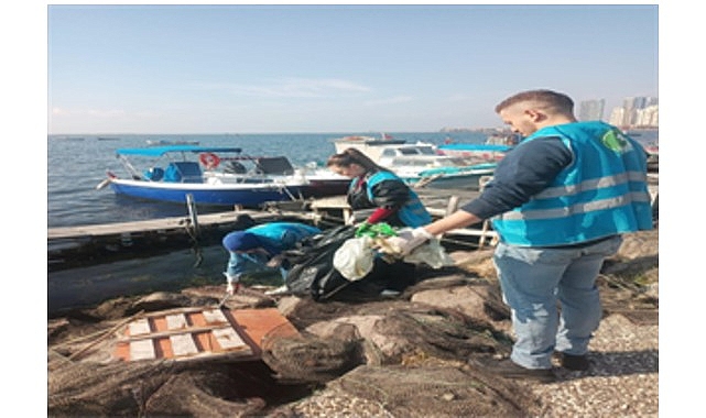 Karşıyaka Kıyılarında Deniz Temizliği: 300 Kilogram Atıkla Gönüllü İşbirliği