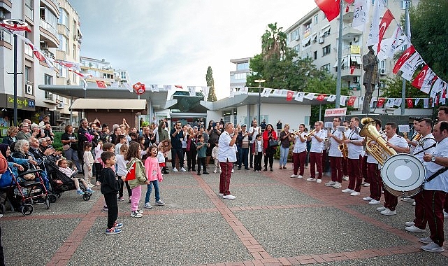 Karşıyaka’da Cumhuriyet Bayramı Coşkusu: Balolar, Kortejler ve Halk Danslarıyla 102. Yıl Kutlaması
