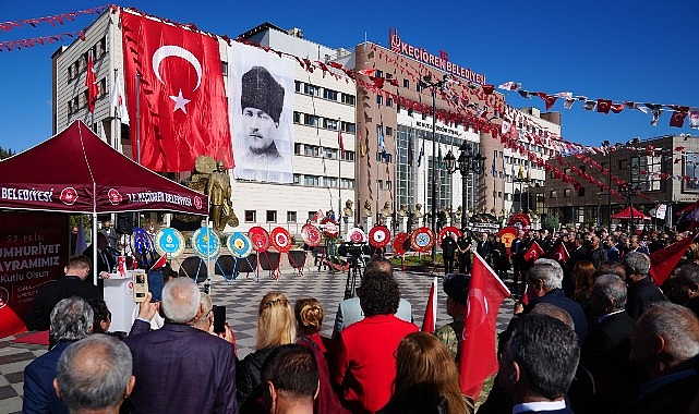 Keçiören’de Cumhuriyet Bayramı Kutlamaları: Anıt Önünde Çelenk ve Şiirli Anlar