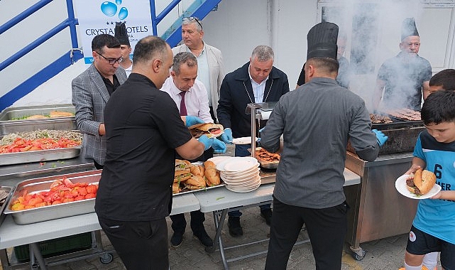 Kemer Belediye Başkanı Topaloğlu’ndan Genç Sporculara Moral Desteği ve Mangalı Paylaşım