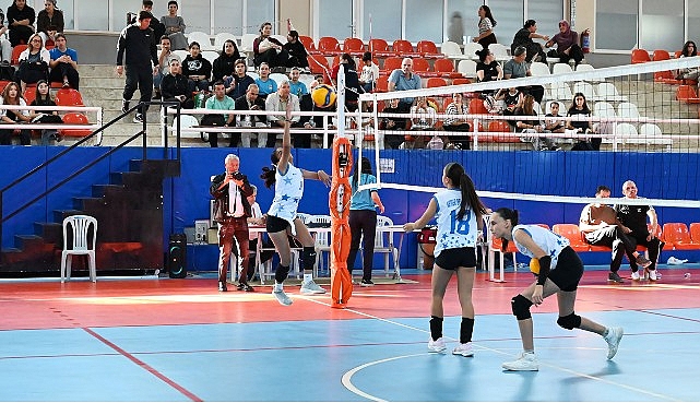 Kemer Belediyesi Voleybol Takımı, Gelişim Ligi’nde Elmalı Belediyespor’u 2-1 Yendi